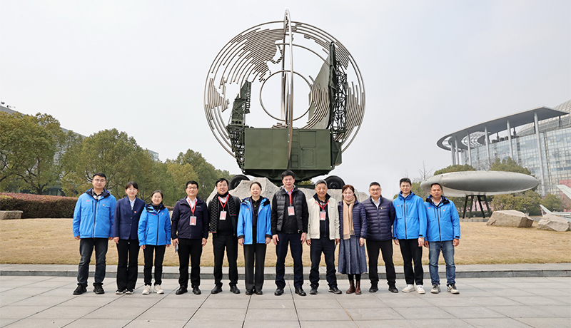 38所使命广场合影留念